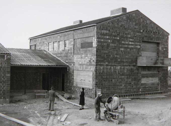 Der Pfarrhaus vor seiner Fertigstellung (1957)